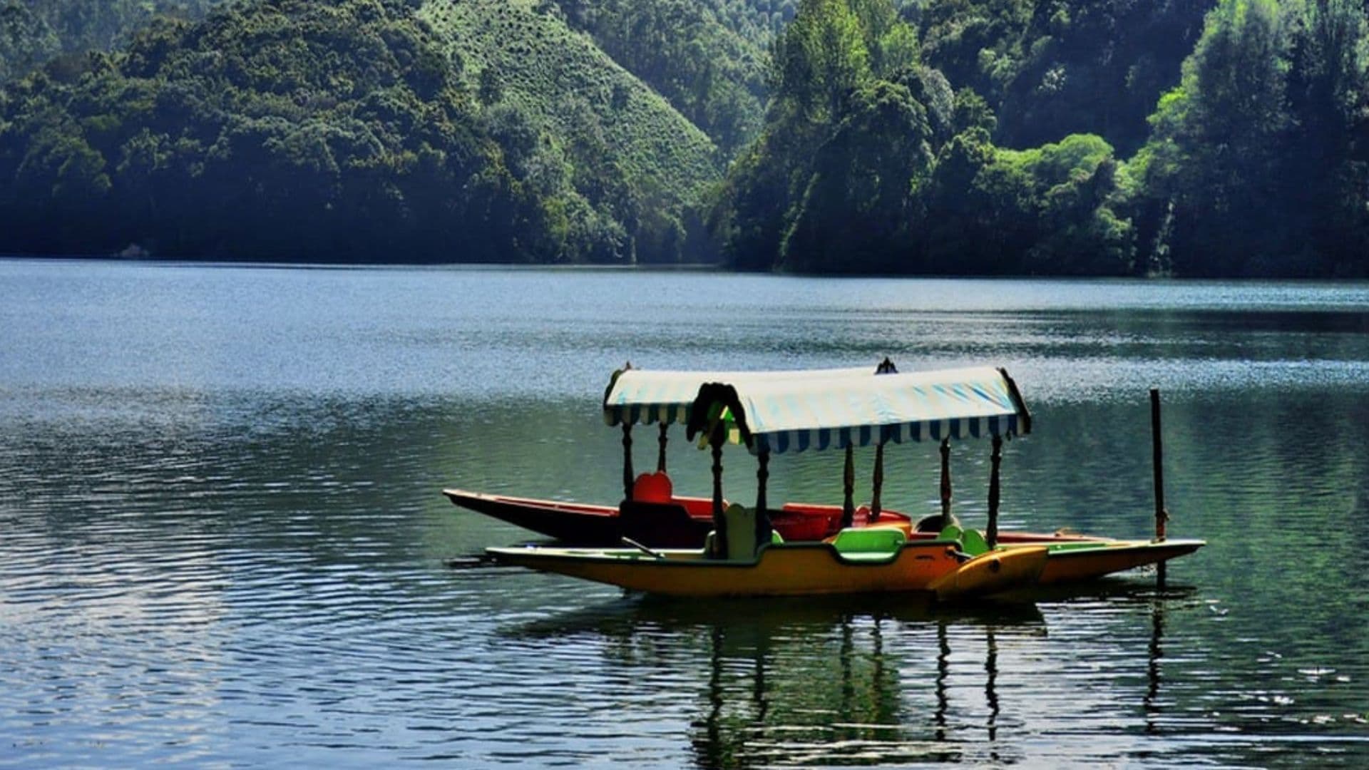Kundala Lake Photos Views Boat in Kundala Lake photos & Views, Munnar, Kerala
